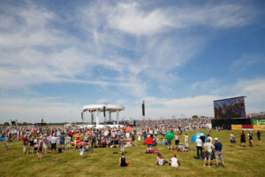 36. Deutscher Evangelischer Kirchentag, Von Angesicht zu Angesicht - Festgottesdienst auf den Elbwiesen, Bühne und Besucher, Luther 2017 - 500 Jahre Reformation, Lutherstadt Wittenberg, Corinna Kroll